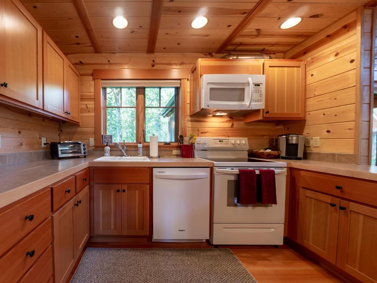 Wooded Bliss Riverfront Sanctuary On The Mckenzie Hébergement de vacances McKenzie Bridge
