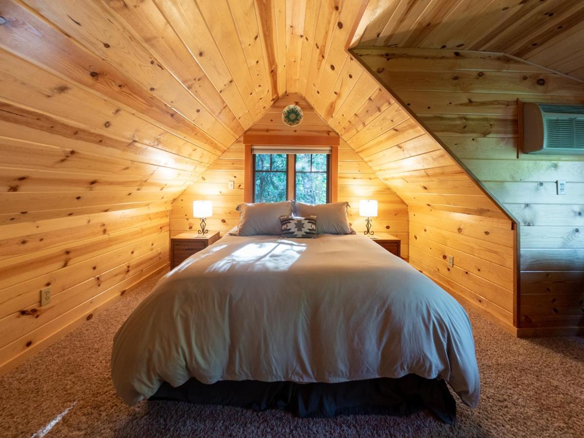 Wooded Bliss Riverfront Sanctuary On The Mckenzie Hébergement de vacances McKenzie Bridge
